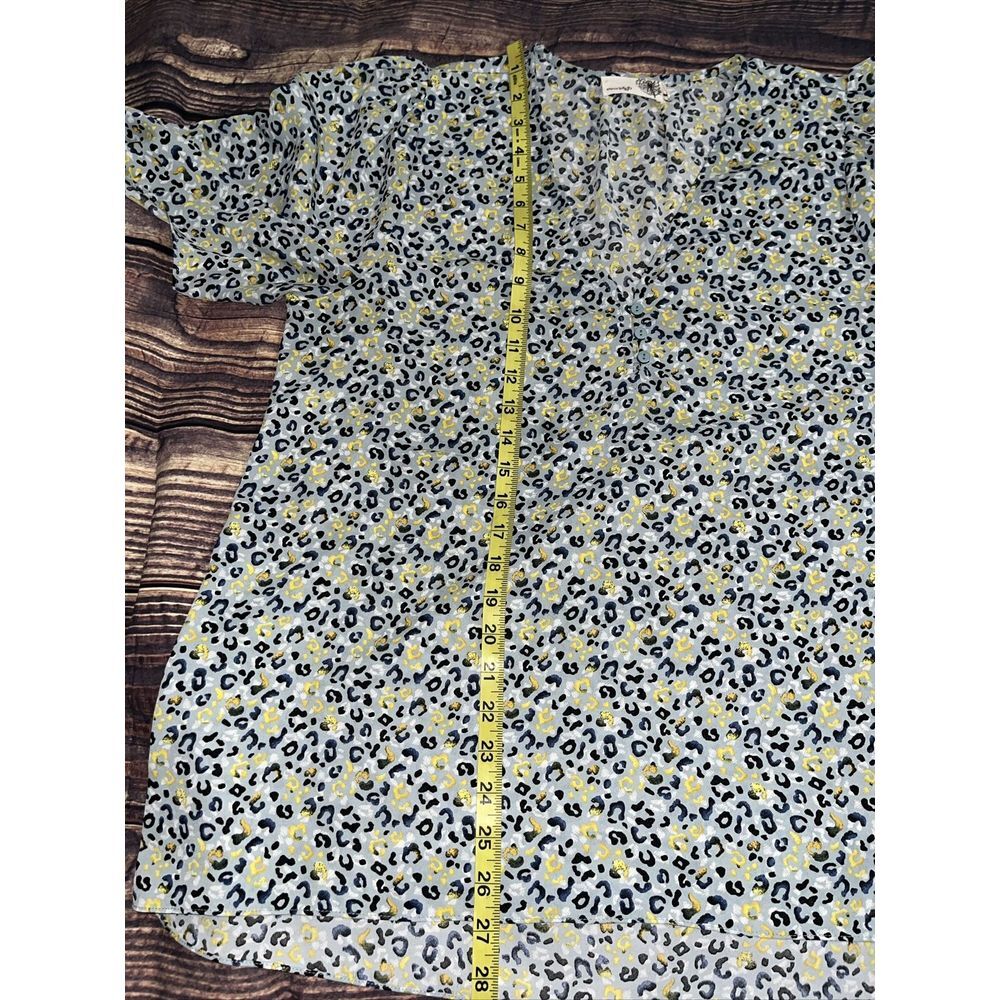 Everleigh Top Women Size Large Blue Cheetah Print V Neck Short Sleeve Casual - Picture 4 of 6